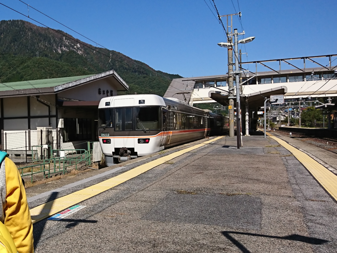 妻籠の宿　銀鼠の甍と恵那山　 パステル画 妻籠の宿 銀鼠の甍と恵那山 パステル画（春の中山道ハイキング2